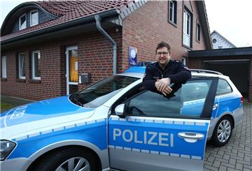 Daniel Schönig ist Stationspolizist in Burhave und als Kontaktpolizist im Norden der Wesermarsch auch auf dem Nordenhamer Wochenmarkt im Einsatz.