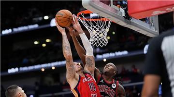 Daniel Theis (Mitte) verlor mit den New Orleans Pelicans zum dritten Mal in Folge.