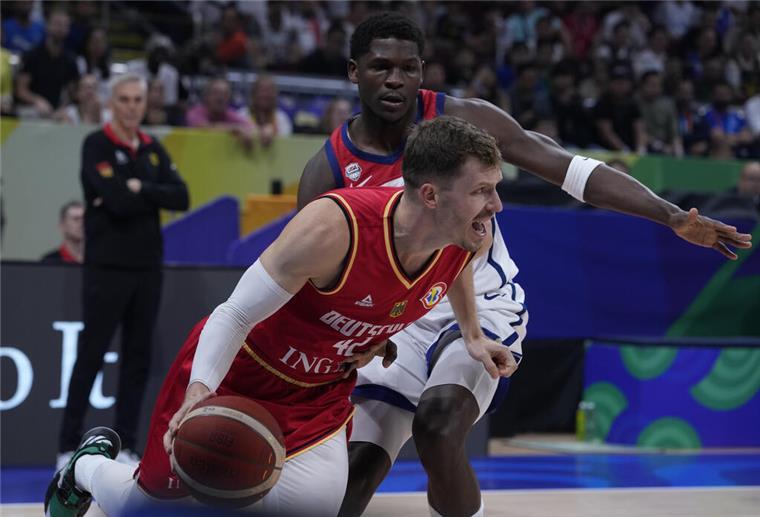 Basketball-Wahnsinn! Unsere Deutschen schlagen die USA Daniel Theis schiebt sich an US-Guard Anthony Edwards vorbei.