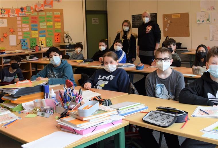 Daniel und Sascha (hinten sitzend, 2. und 3. von links) sind vor einigen Wochen aus der Ukraine geflüchtet. Seit einigen Tagen besuchen sie die Klasse 5 O 1.