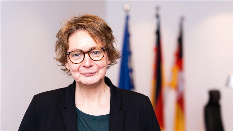 Daniela Behrens, Innenministerin von Niedersachsen, steht in ihrem Büro im Innenministerium.
