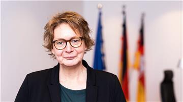 Daniela Behrens, Innenministerin von Niedersachsen, steht in ihrem Büro im Innenministerium.