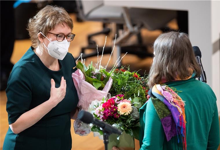 Daniela Behrens (SPD, l), Niedersachsens neue Sozial- und Gesundheitsministerin, nimmt nach ihrer Vereidigung im niedersächsischen Landtag Glückwünsche von Julia Willie Hamburg (Bündnis 90/Die Grünen) entgegen.