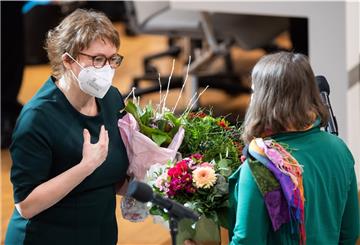 Daniela Behrens (SPD, l), Niedersachsens neue Sozial- und Gesundheitsministerin, nimmt nach ihrer Vereidigung im niedersächsischen Landtag Glückwünsche von Julia Willie Hamburg (Bündnis 90/Die Grünen) entgegen.