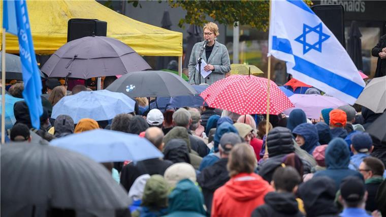 Daniela Behrens (SPD), Innenministerin Niedersachsen, spricht bei einer Solidaritätskundgebung.