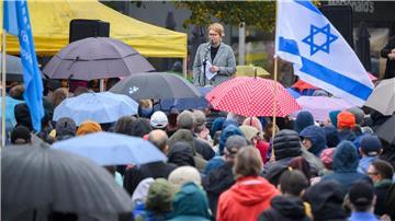 Daniela Behrens (SPD), Innenministerin Niedersachsen, spricht bei einer Solidaritätskundgebung.