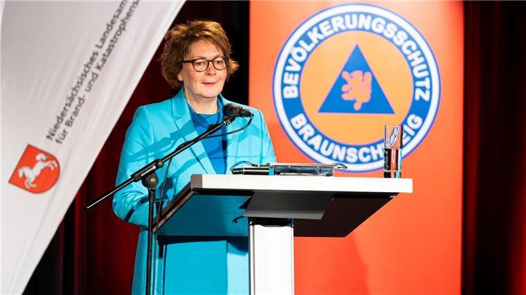 Daniela Behrens (SPD), Innenministerin Niedersachsen, spricht anlässlich der Indienststellung von 26 Fahrzeugen für den Zivil- und Katastrophenschutz im Braunschweiger Schloss.