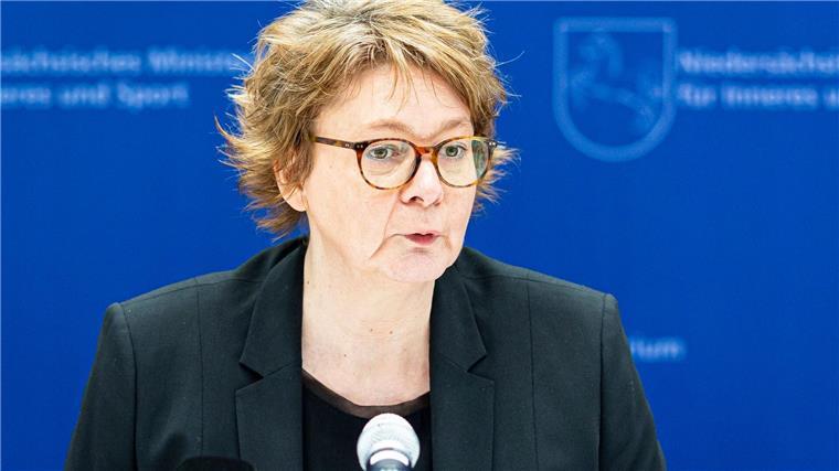 Behrens zur Razzia: „Reichsbürger“ nicht verharmlosen Daniela Behrens (SPD), Innenministerin von Niedersachsen, spricht auf einer Pressekonferenz.