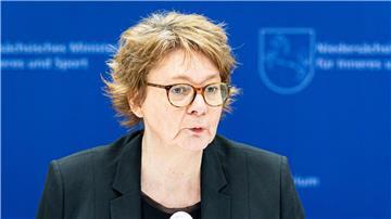 Daniela Behrens (SPD), Innenministerin von Niedersachsen, spricht auf einer Pressekonferenz.