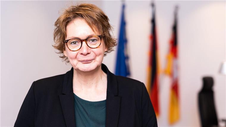 Weniger Einschränkungen wegen Pandemie, aber mehr Straftaten Daniela Behrens (SPD), Innenministerin von Niedersachsen, steht in ihrem Büro im Innenministerium.