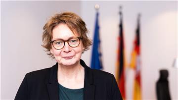 Daniela Behrens (SPD), Innenministerin von Niedersachsen, steht in ihrem Büro im Innenministerium.