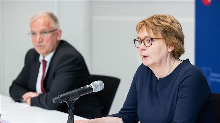 Innenministerin Behrens legt Verfassungsschutzbericht vor Daniela Behrens (SPD, r), Innenministerin Niedersachsen.