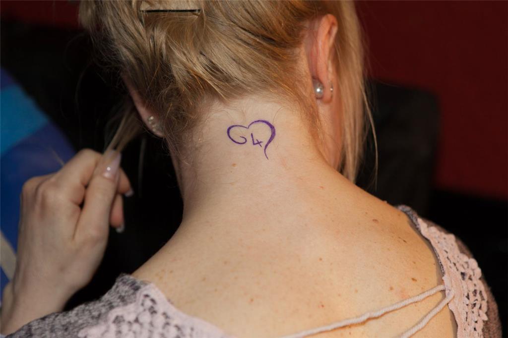 Daniela Hollmann bekommt ihr erstes Tattoo