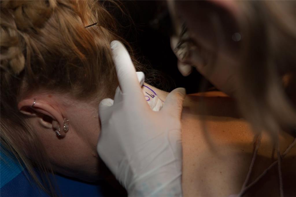 Daniela Hollmann bekommt ihr erstes Tattoo von Johanna Gebert