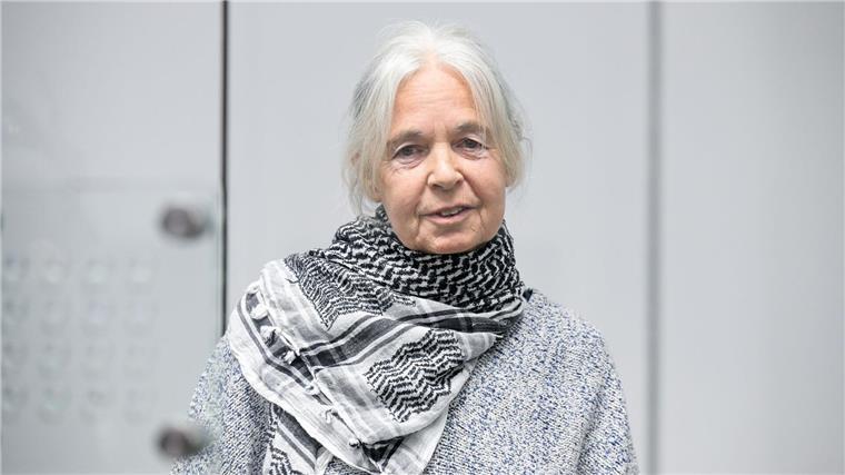 Festnahme nach 30 Jahren - Klette sorgt sich um ihren Hund Daniela Klette trug beim Betreten des Gerichtssaals ein Palästinensertuch.