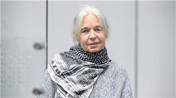 Daniela Klette trug beim Betreten des Gerichtssaals ein Palästinensertuch.