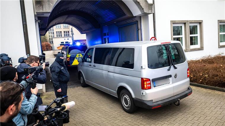 Daniela Klette wird mit einem Transporter zum Gerichtssaal gefahren. 