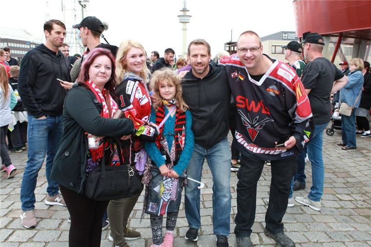 Daniela Kötz, Jacqueline Elser, Sarah Ratsch und Sascha Krebs mit Pinguin-Spieler Cory Quirk (2. v. rechts).