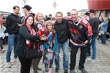 Daniela Kötz, Jacqueline Elser, Sarah Ratsch und Sascha Krebs mit Pinguin-Spieler Cory Quirk (2. v. rechts).