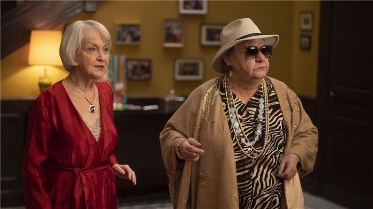 Danièle Lebrun und Danielle Fichaud in einer Szene des Films „Fast perfekte Weihnachten“.