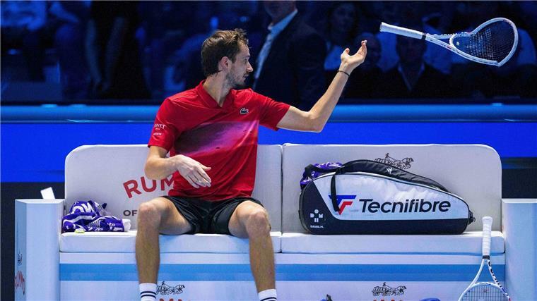 Tennisstar Sinner siegt bei Finals-Auftakt - Medwedew wütend Daniil Medwedew ließ Frust raus - und zerstörte einen seiner Tennisschläger.