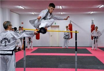 Danilo Smailov (beim Sprung) trainiert oft mit den Bundestrainern der International Taekwon-Do Federation Deutschland in Duisburg.