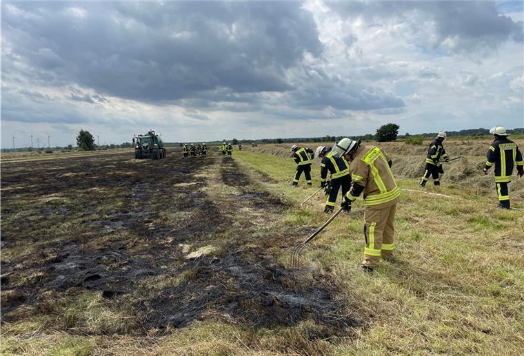 Loxstedt: Flächenbrand hält Feuerwehr in Atem Dank des Einsatzes der Feuerwehr konnte ein Übergreifen der Flammen auf weitere Flächen verhindert werden.