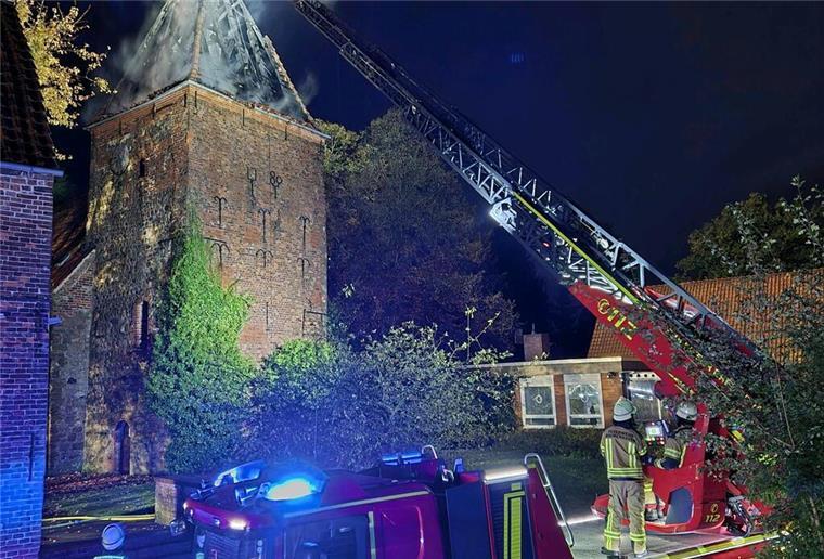 Kirchturm in Bremerhaven stand in Flammen: Feuerwehr verhindert Großbrand Bildnachweis: Feuerwehr Bremerhaven.Bildunterschrift: Brand Kirche Bremerhaven WulsdorfDank des schnellen Einsatzes der Feuerwehr Bremerhaven konnte das Kirchenschiff vor den Flammen gerettet werden.