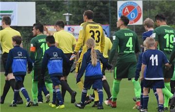 Dank FuPa Bremerhaven und nord24 könnt ihr bei dem Fußball-Blitzturnier in Bremerhaven Hand in Hand mit den Profis von Werder Bremen ins Nordsee-Stadion einlaufen.