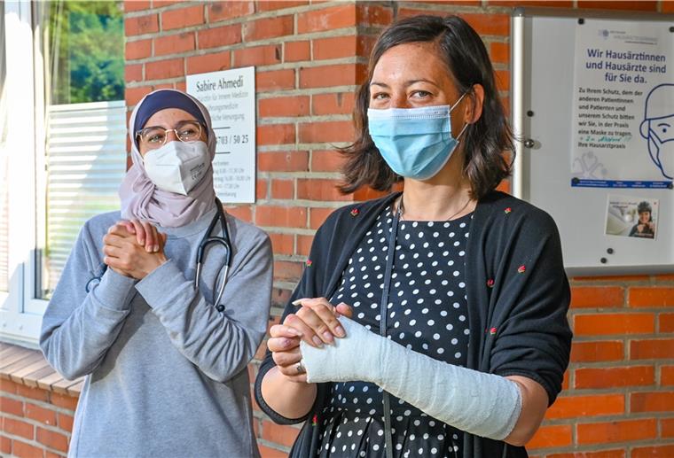 Impfungen: Ein Dankeschön für die Praxisengel Dank in der Pandemie für die medizinische Fachangestellte Kirsten Holz durch Sabire Ahmedi und Patientin Kerstin Harrie Praxis Ahmedi in Sellstedt.
