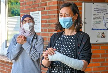 Dank in der Pandemie für die medizinische Fachangestellte Kirsten Holz durch Sabire Ahmedi und Patientin Kerstin Harrie Praxis Ahmedi in Sellstedt.