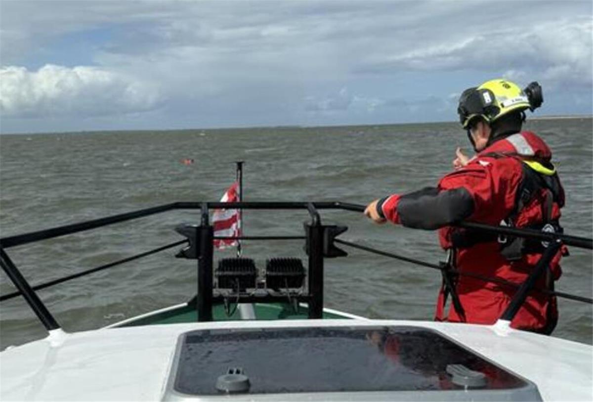Segler vor Schillig gekentert! Seenotretter retten Mann aus Nordsee Ein Mann schwimmt mit Rettungsweste in der Nordsee. Ein Bott der Seenotretter nähert sich an, um den Schiffsbrüchigen zu retten.