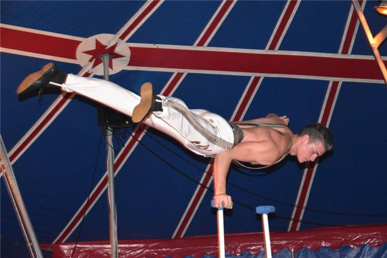 Tiere und Artisten gerettet: Zirkus kann Wilstedt dank Spenden verlassen Dank vieler Spender kann der „Cirkus Minimum“ aus Wilstedt abziehen und wieder auf Tour gehen. Dort sind ab 24. August unter anderem die Akrobatiknummern von Samuel Frank zu sehen.