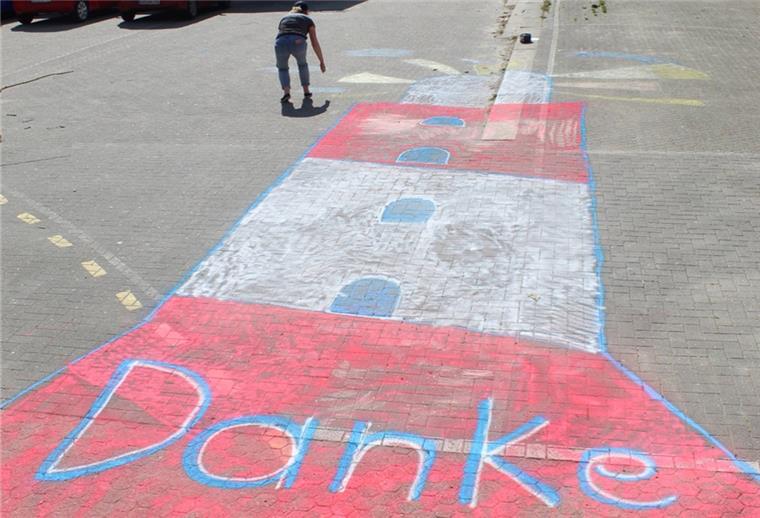 Kollegium mit Leuchtturm aus Kreide verabschiedet „Danke, dass Ihr vier Jahre ein Leuchtturm für unsere Kinder gewesen seid“, bedankt sich Elternsprecher Maximilian beim Kollegium der Pestalozzi-Schule , Gemeinsam mit seiner Stellvertreterin und seinen zwei Kindern hat er deshalb einen Leuchtturm aus Kreide auf den Schulhof gemalt.