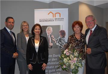 Dankten Hans-Joachim Beckmann (rechts mit seiner Frau Ursel) für sein jahrzehntelanges Engagement (von links): Olaf Lies, niedersächsischer Minister für Umwelt, Energie, Bauen und Klimaschutz, Wohnungsbau-Geschäftsführerin Regina Neuke und vdw-Verbandsdirektorin Dr. Susanne Schmitt.