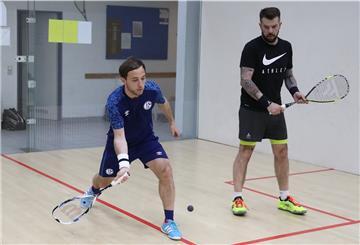Danny Kühn (blaue Schuhe) und Dennis Diekmann in der Squash-Halle des TK Nordenham. Durch die Sportart haben sich die beiden jungen Männer auch während der Coronapandemie fit gehalten.