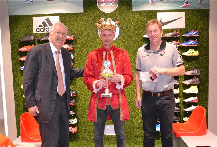 Danny Radke gewinnt den Torjägerpokal der NORDSEE-ZEITUNG Danny Radke (OSC Bremerhaven), Gewinner des NZ-Torjägerpokals 19/20 mit OSC-Gönner Bernd Günther (links) und Heiko Herold (rechts) vom Sportgeschäft Herold.