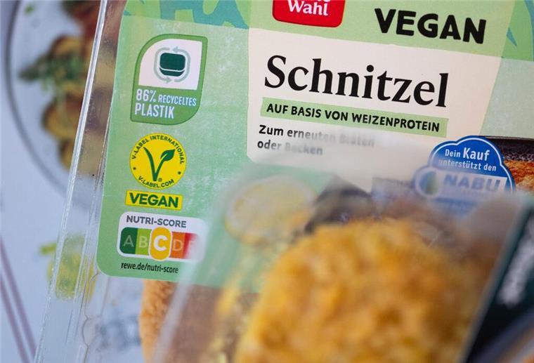 EU will Namen für Fleischalternativen verbieten - So kommt der Vorschlag an Eine Packung veganes Schnitzel auf Basis von Weizenprotein.