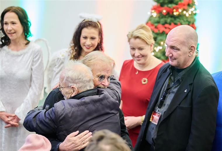 Darf endlich wieder seine Gäste bei der großen Feier herzen: Frank Zander.