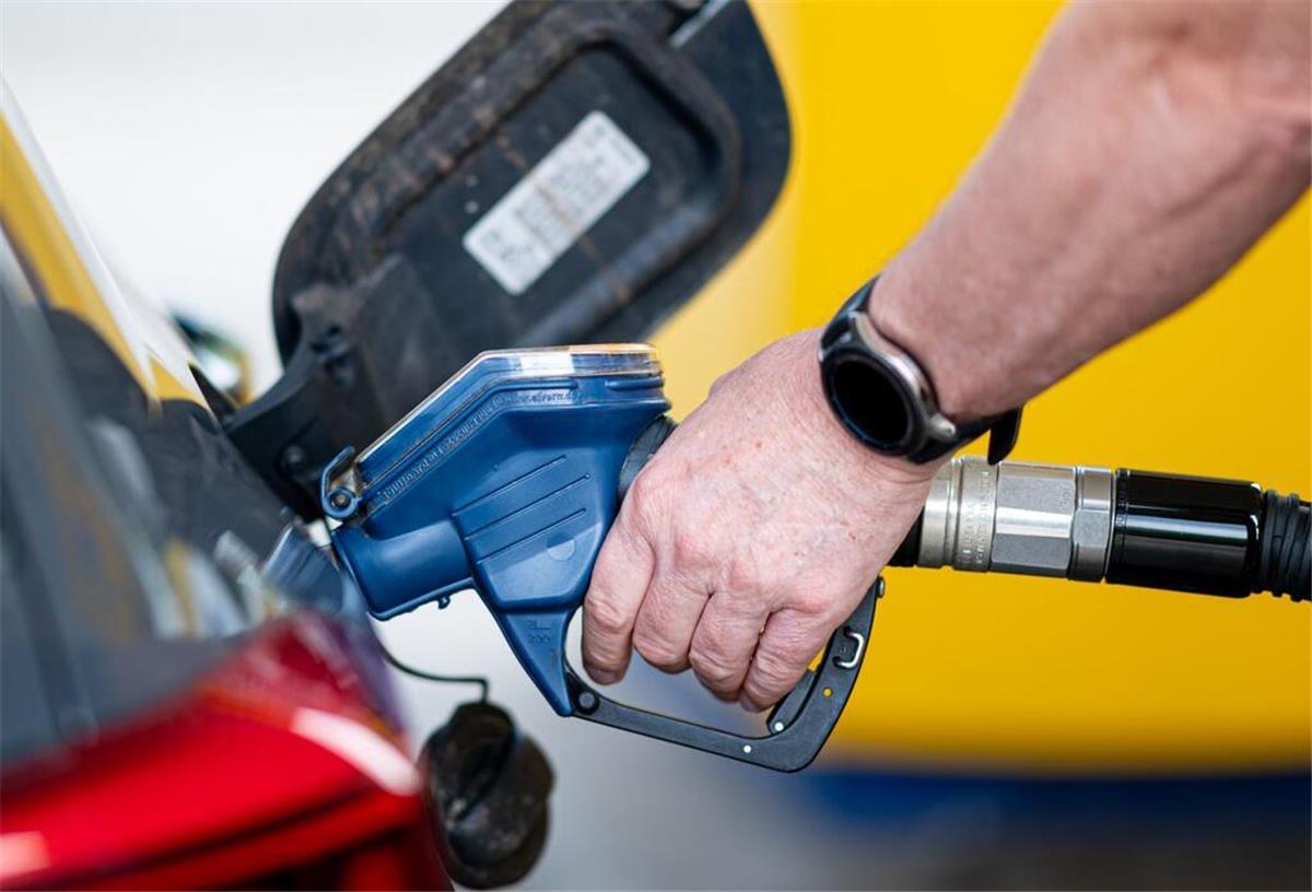 B10 und HVO100 tanken: Das sollten Diesel-Fahrer über den neuen Sprit wissen B10 und HVO100 darf nicht jeder tanken. Eine Hand hält einen Zapfhahn an der Tankstelle.