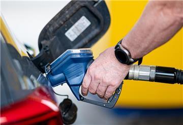 B10 und HVO100 darf nicht jeder tanken. Eine Hand hält einen Zapfhahn an der Tankstelle.