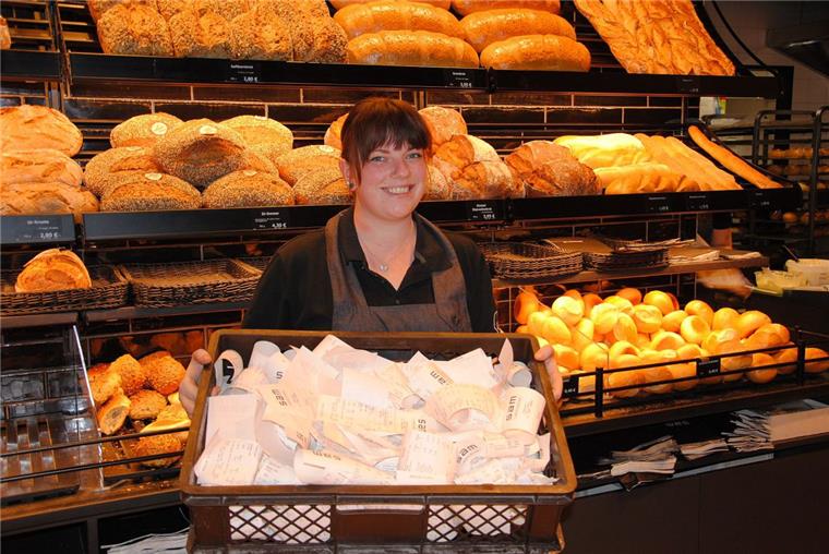 Darja Prukowski, Filialleiterin bei Sam Urban Baker in Tarmstedt, entsorgt jeden Tag eine volle Kiste mit Bons, die von den Kunden nicht mitgenommen werden. 