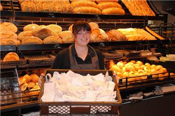Darja Prukowski, Filialleiterin bei Sam Urban Baker in Tarmstedt, entsorgt jeden Tag eine volle Kiste mit Bons, die von den Kunden nicht mitgenommen werden. 