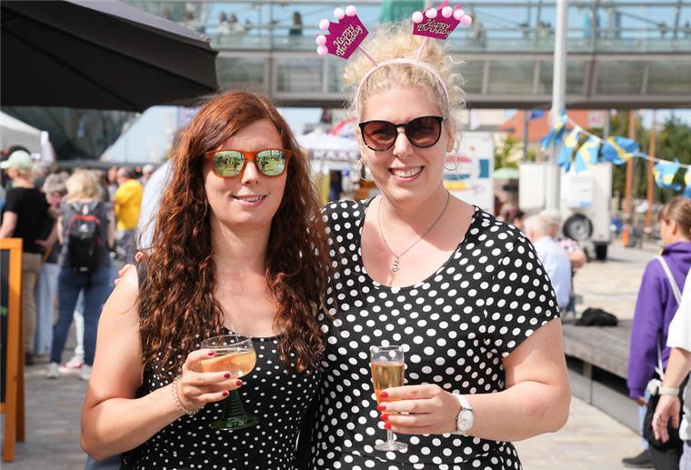 Maritime Tage: Lauter wundervolle Menschen... (Bildergalerie) Darjana Fricke (links) und Sabrina Kaimas sind aus Bremen angereist. Die beiden Schwestern feiern bei den Maritimen Tagen Sabrinas Geburtstag.