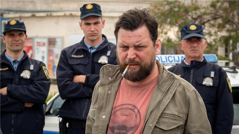 „Der Kroatien-Krimi“: Flucht in den Tod Darko (Sascha Gersak) erwartet Stascha und Emil auf Brac .