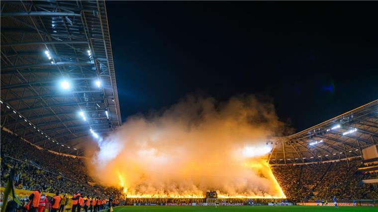 Darmstadt sichert sich in den letzten Minuten den Einzug ins Achtelfinale.
