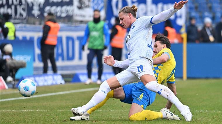 Darmstadts Fynn-Luca Lakenmacher (l) im Zweikampf mit Braunschweigs Ermin Bicakcic.