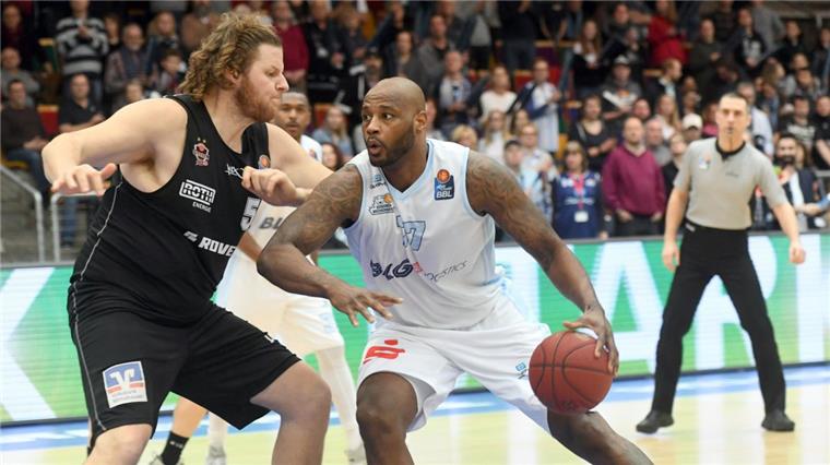 Darnell Jackson (weißes Trikot) und die Eisbären Bremerhaven wollen unbedingt mal wieder gewinnen.
