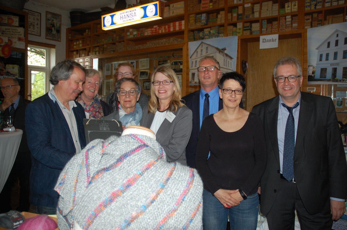 Darüber, dass die Sanierung des historischen Kaufhauses nun vollendet ist freuen sich (vorn, von links) Dr. Jürgen Brand von der Oldenburgischen Landschaft, Dörte Lossin von der Deutcshen Stiftung Denkmalschutz, Eigentümerin Tanja Schiller, Meike Lücke (Wesermarsch in Bewegung) und Bürgermeister Carsten Seyfarth.