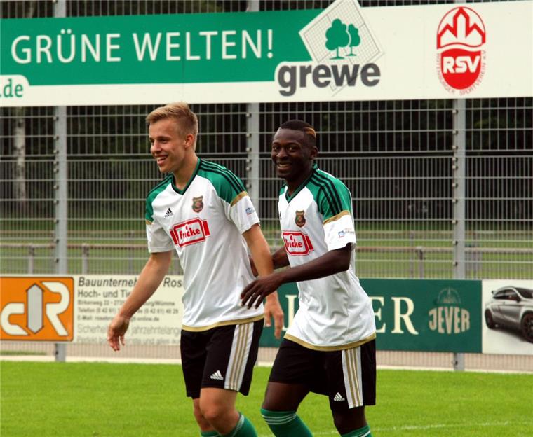 Testspiel in Rotenburg: Heeslinger SC siegt für den Tierschutz Darvin Stüve (links) und Arouna Ahizi waren die Matchwinner des Benefizspiels zwischen dem Rotenburger SV und dem Heeslinger SC.
